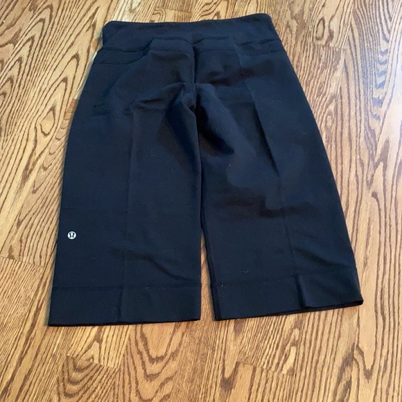 Lululemon long black shorts size 6 - Picture 2 of 3